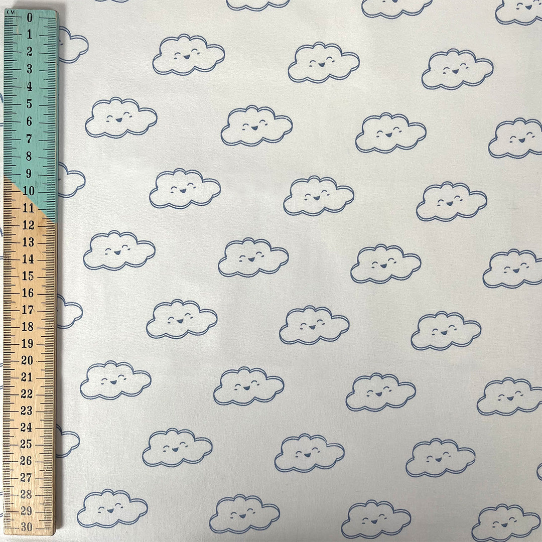 Tissu imprimé numériquement « The Sky Above Sage » de Craft Cotton Co., 100 % coton, 110 cm de large, pour loisirs créatifs, matelassage, décoration d'intérieur et loisirs créatifs pour enfants.