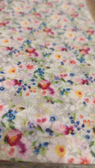 Tissu Crafty Cottons 100 % coton, petites roses argentées et beiges, 140 cm de large, pour travaux manuels, couture, confection de vêtements et décoration d'intérieur.
