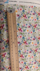 Tissu Crafty Cottons 100 % coton, petites roses argentées et beiges, 140 cm de large, pour travaux manuels, couture, confection de vêtements et décoration d'intérieur.
