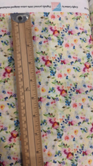 Tissu Crafty Cottons 100 % coton, petites roses argentées et beiges, 140 cm de large, pour travaux manuels, couture, confection de vêtements et décoration d'intérieur.